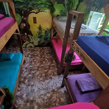 Oasis Beachfront Hostel Puerto Limon Extérieur photo