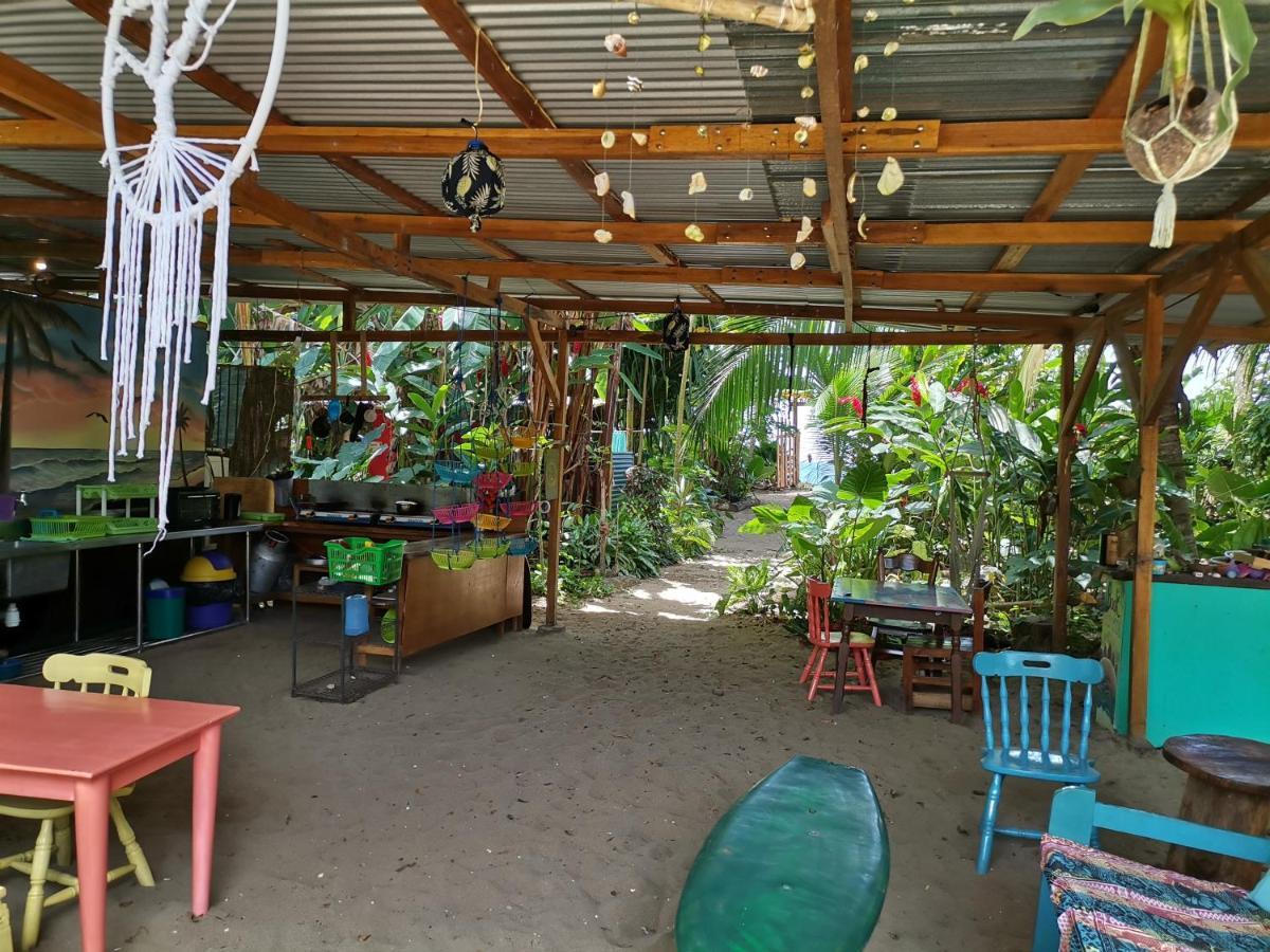 Oasis Beachfront Hostel Puerto Limon Extérieur photo
