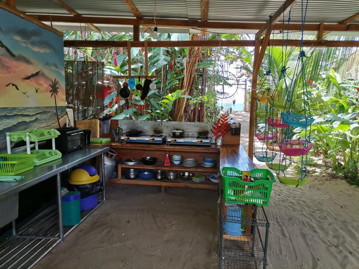 Oasis Beachfront Hostel Puerto Limon Extérieur photo