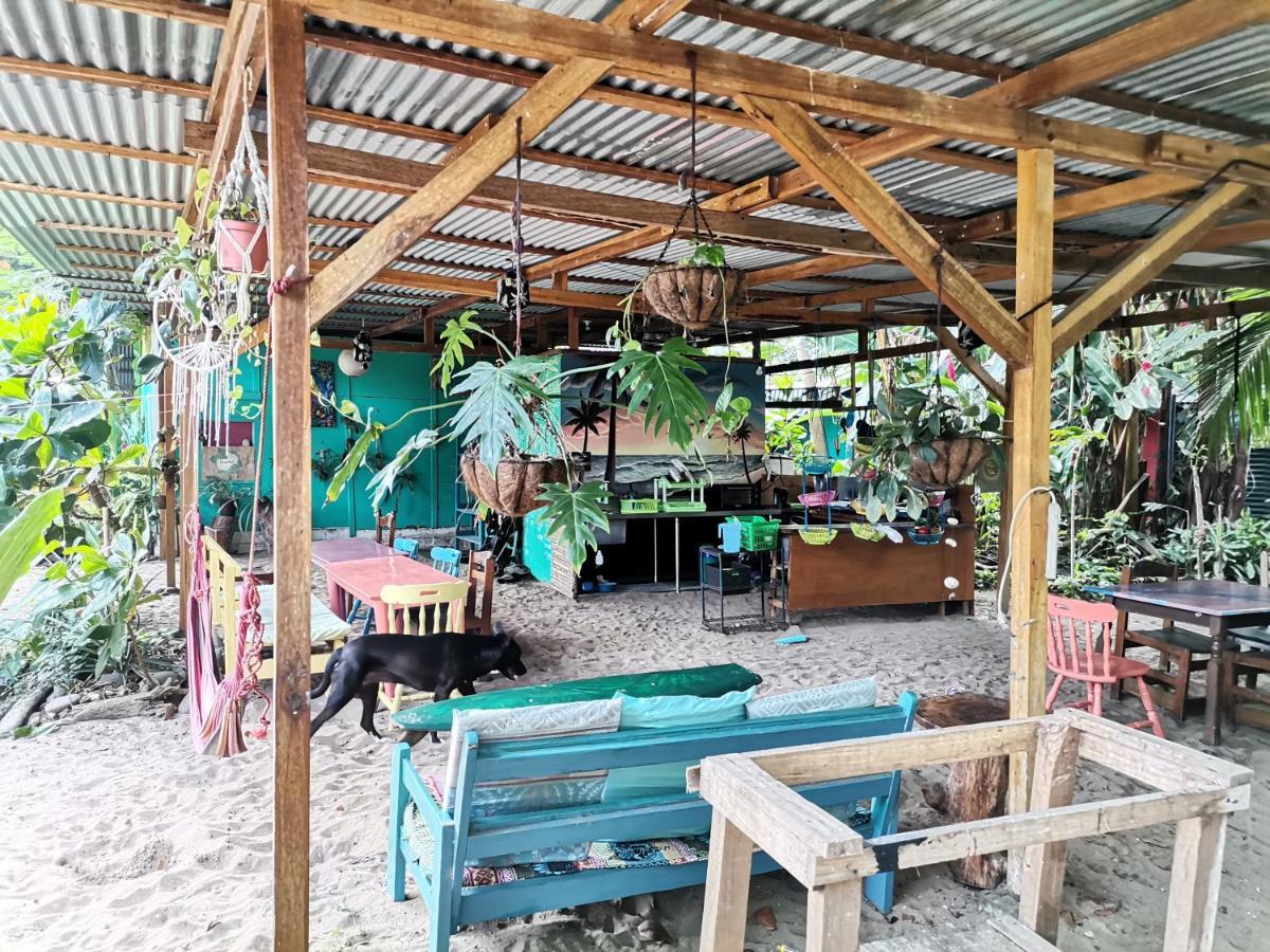 Oasis Beachfront Hostel Puerto Limon Extérieur photo